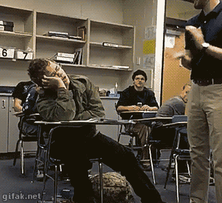 Un élève qui dormait en classe se fait réveiller par des applaudissements. 