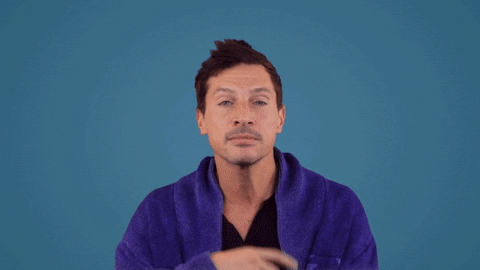 Un homme réfléchit intensément.